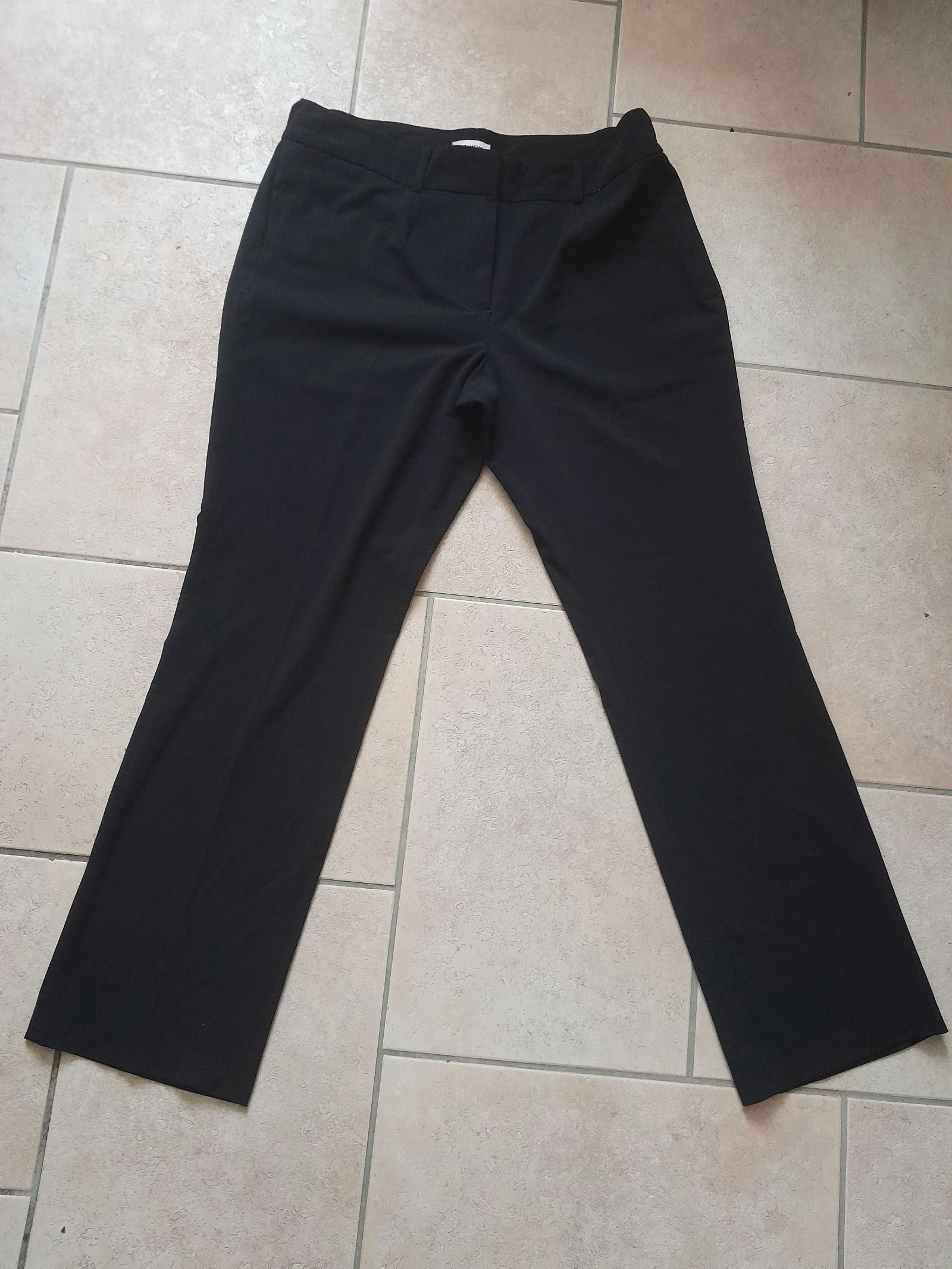 Pantalon femme fashion + Taille : 46 très bon état 